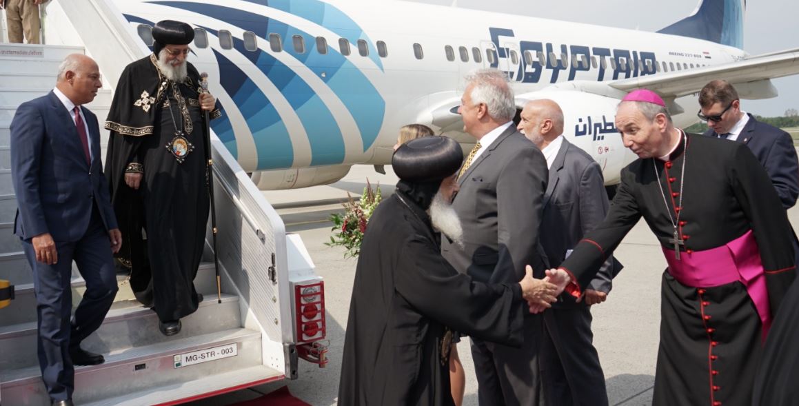 السفير المصري يستقبل البابا تواضروس عند وصوله للمجر