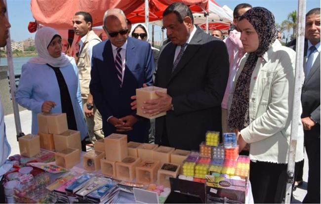 وزير التنمية المحلية ومحافظ القليوبية يفتتحان معرض «أيادي مصر» للحرف اليدوية