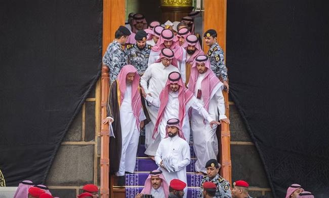 نيابة عن خادم الحرمين.. نائب أمير مكة المكرمة يشارك في غسل الكعبة المشرفة