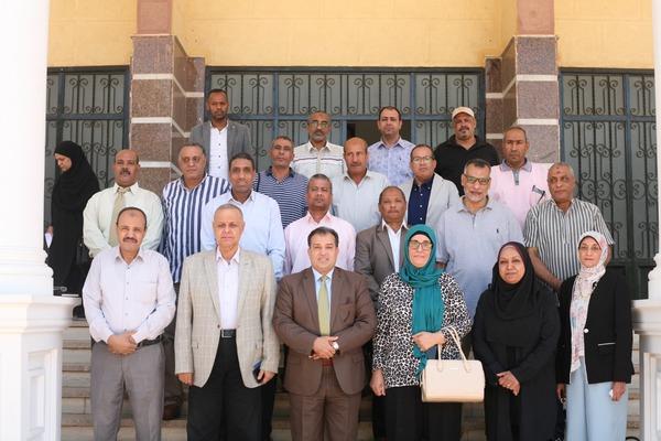 رئيس جامعة جنوب الوادى يجتمع مع مديرى عموم بالجامعة