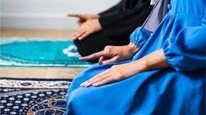 هل يجوز للمرأة أن تصلي كاشفة شعرها؟