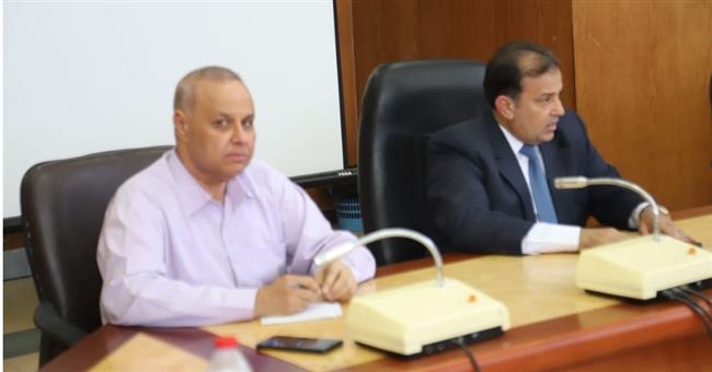 "عكاوي" يجتمع بفريق العمل بجامعة جنوب الوادى الأهلية بقنا
