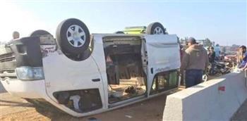 إصابة 8 أشخاص في انقلاب سيارة ميكروباص على طريق قنا - نجع حمادي الصحراوي 
