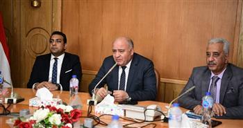 محافظ قنا يناقش الخطط المستقبلية للمشروعات الخدمية حتي عام ٢٠٣٠