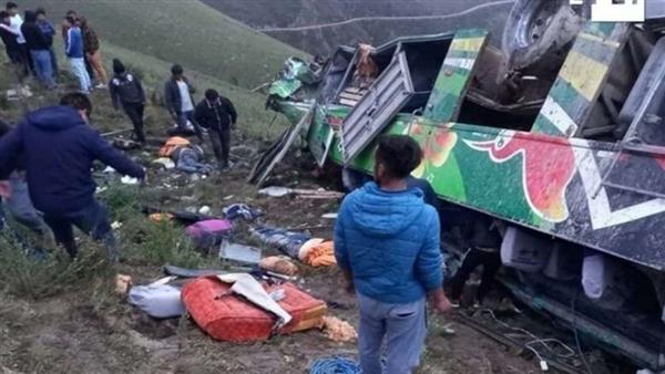بيرو: مقتل وإصابة 18 شخصا على الأقل جراء تحطم حافلة في منحدر