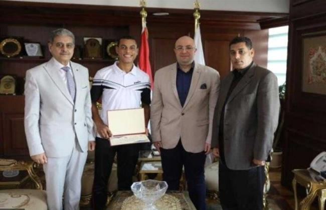 محافظ بني سويف يكرم الفائز بـ الميدالية الفضية في بطولة العالم البارالمبية