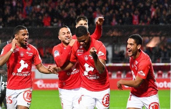 ستاد بريست يتصدر الدوري الفرنسي بالفوز على لوهافر 2ـ1