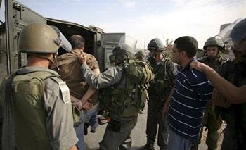   الاحتلال الإسرائيلي يعتقل 12 فلسطينيا من الضفة الغربية المحتلة
