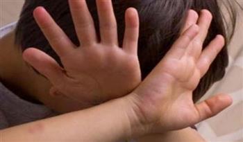 هعورك لو عملت راجل.. مسن يعتدي علي طفل بسلاح أبيض 