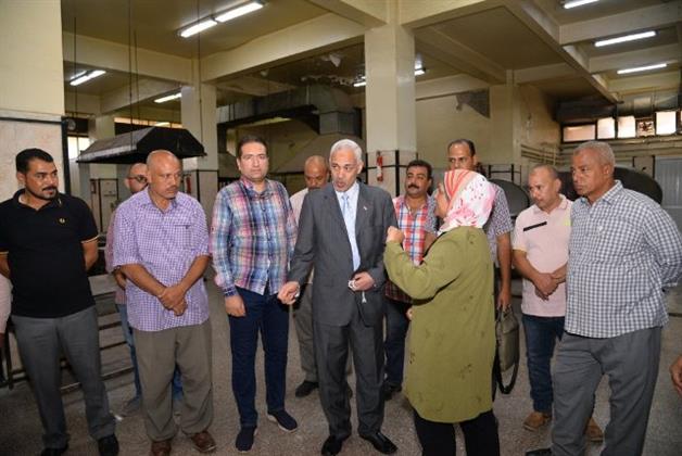 نائب رئيس جامعة اسيوط فى جولة تفقدية لمجمع الخدمات بالجامعة