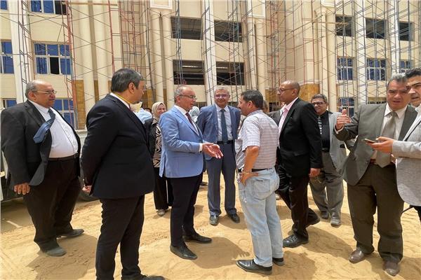 رئيس جامعة الزقازيق يتفقد التجهيزات النهائية بالجامعة الأهلية