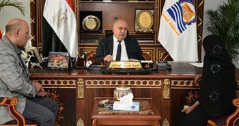 لبحث شكواهم.. محافظ قنا يستقبل 90 مواطن بمكتبه 