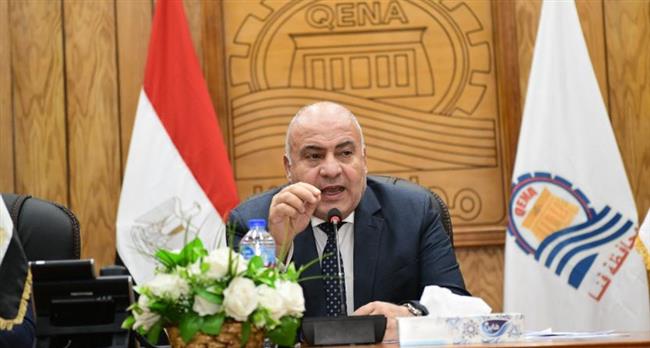 محافظ قنا يشدد على إتخاذ الإجراءات القانونية ضد المقاولين المتخاذلين 
