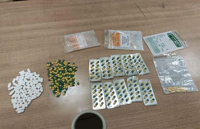 إحباط تهريب أقراص مخدرة وعملات عبر مطار برج العرب