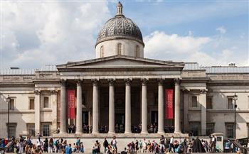   إغلاق "المعرض الوطني" في بريطانيا بسبب شخص تسلق المبنى