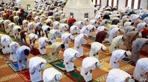 هل تسوية الصفوف من تمام الصلاة؟.. الإفتاء تجيب