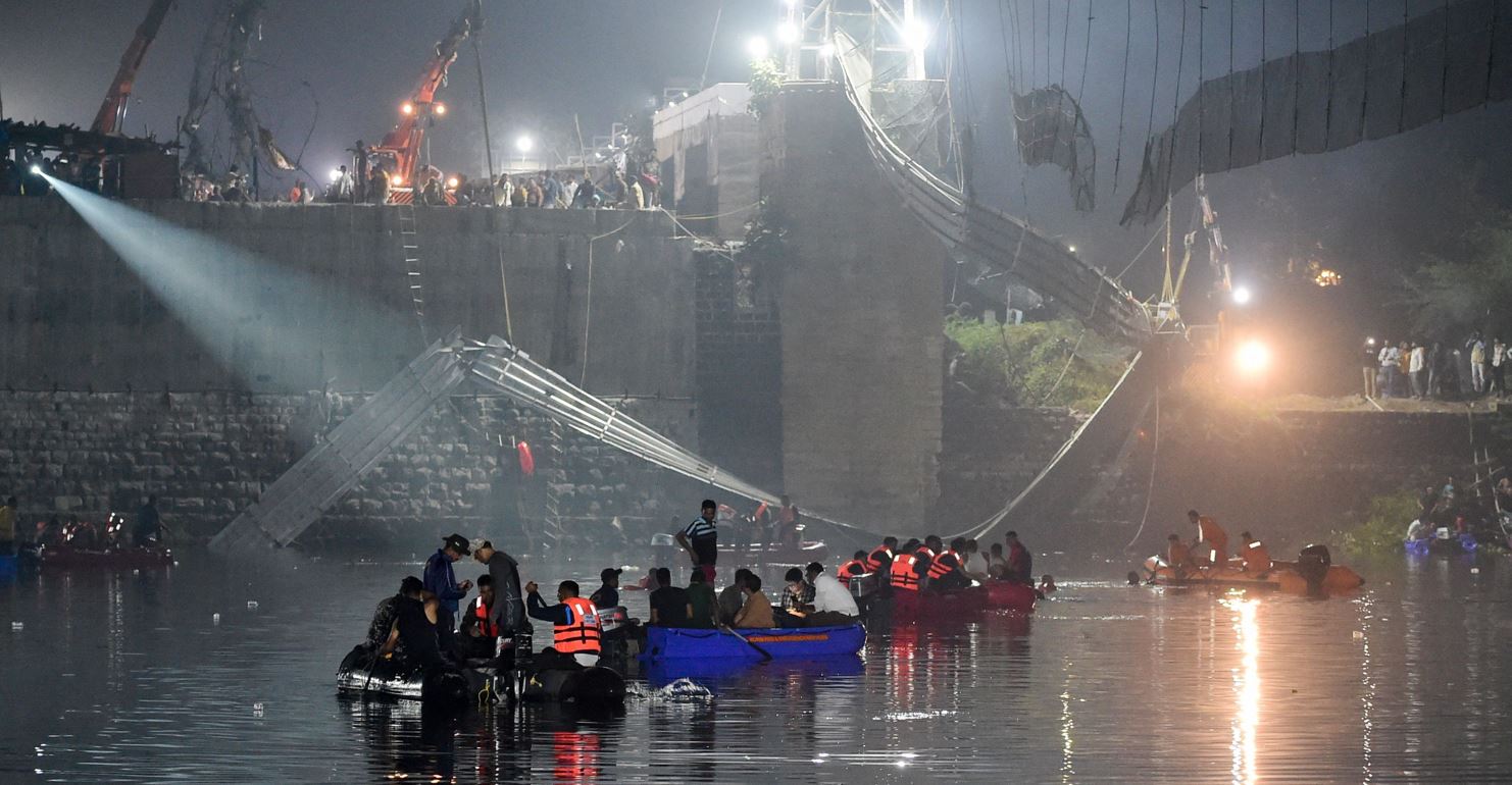 مصرع 17 شخصا إثر انهيار جسر للسكك الحديدية قيد الإنشاء بالهند