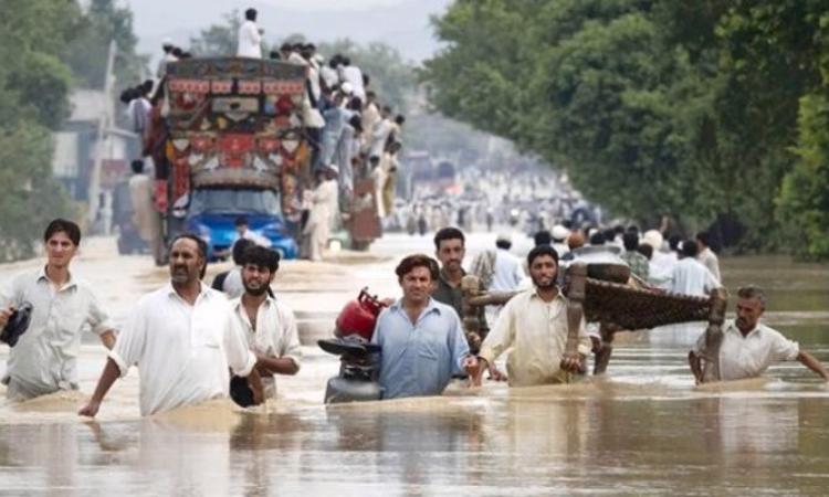 إجلاء 100 ألف شخص بعد فيضانات شرق باكستان