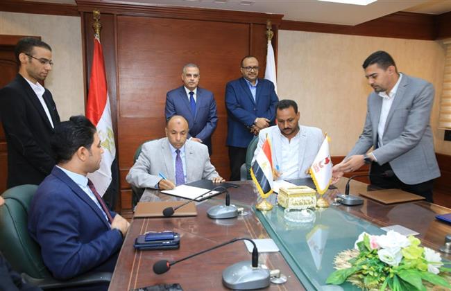 بالصور.. محافظ سوهاج يشهد توقيع بروتوكول تعاون بين شركة المياه ومستثمرين لتأجير أراضي الغابات الشجرية