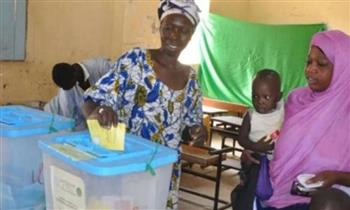   الناخبون في زيمبابوي يتوجهون إلى صناديق الاقتراع للتصويت في الانتخابات الرئاسية