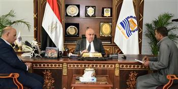 لبحث شكواهم .. محافظ قنا يستقبل 75 مواطن بمكتبه 