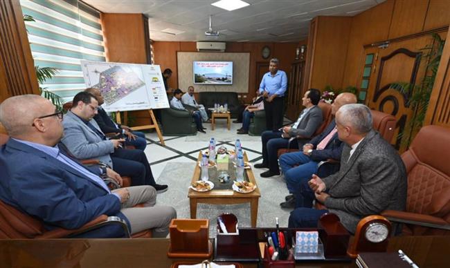وزير الإسكان يتابع سير العمل ببرج العرب من مقر جهاز المدينة 