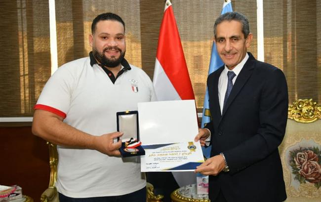 "رحمي" يكرم أحمد جابر لحصوله على ميداليتين برونزيتين في دورة ألعاب البحر المتوسط