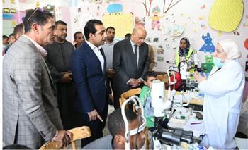 نائب محافظ قنا يتفقد قافلة «لمصر.. نبني أجيال» لفحص أطفال الوقف