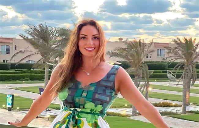 نرمين الفقي بفستان فيروزي جذاب في القاهرة للدراما