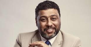 محمد جمعة يمزح مع جمهور ليلة الدموع: اللي عايز يضحك يروح حفلة عمرو دياب