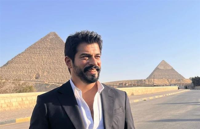 بالصور.. الممثل التركي الشهير بوراك أوزجيفيت يروج للأهرامات