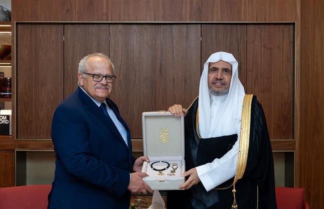 رئيس هيئة علماء المسلمين يكرم "الخشت" خلال مشاركته في مؤتمر رابطة الجامعات الإسلامية