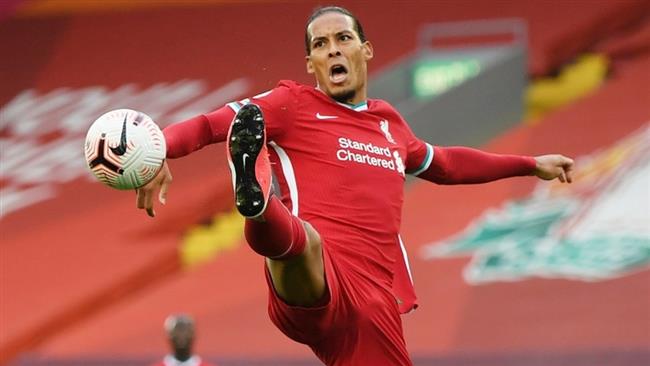 ليفربول ونيوكاسل.. الحكم يمنح فان دايك بطاقة حمراء مباشرة