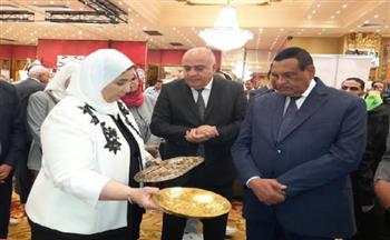   وزيرا "التنمية المحلية" و"التضامن" ومحافظ قنا يتفقدون معرض أيادي مصر