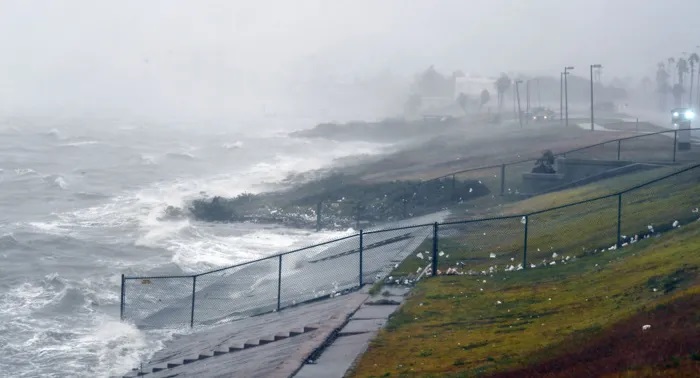 المركز الأمريكي للأعاصير يتوقع وصول العاصفة الاستوائية إداليا إلى جنوب البلاد بعد ساعات
