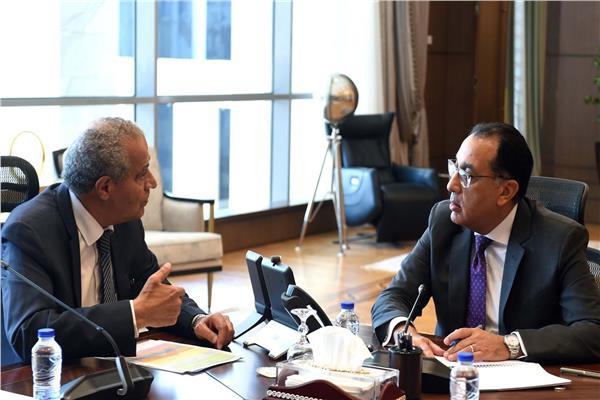 رئيس الوزراء يتابع مع وزير التموين جهود توفير السلع الأساسية للمواطنين