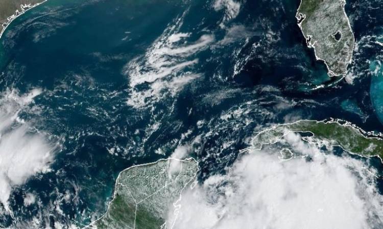 العاصفة "إداليا" تقترب من فلوريدا والسلطات تحث السكان على إنهاء استعداداتهم وسرعة الإجلاء