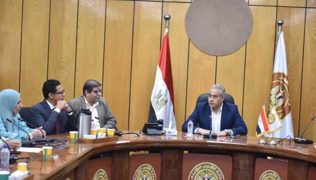 وزير العمل يوجه بترسيخ مبادئ الحقوق والحريات النقابية والالتزام بأحكام القانون