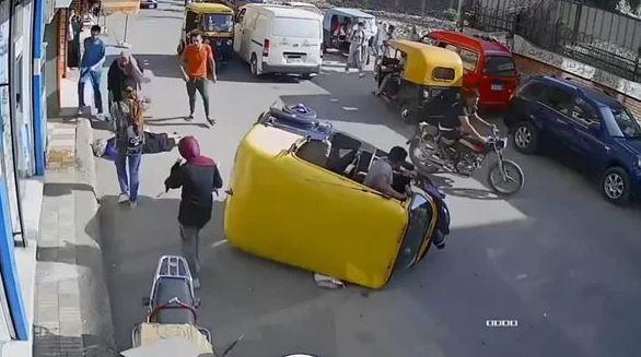 إصابة 3 أشخاص في انقلاب "توك توك" بالشرقية
