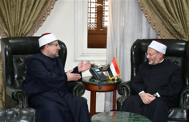 وزير الأوقاف يهنئ المفتي بثقة الرئيس بالمد لفضيلته لمدة عام
