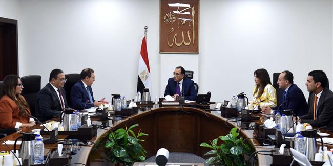 رئيس الوزراء يتابع خطط توفير الاحتياجات من المواد البترولية