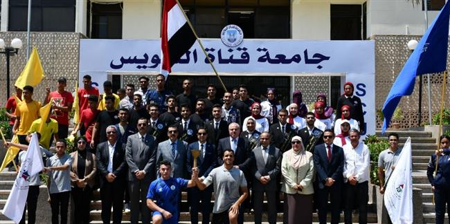رئيس جامعة قناة السويس يستقبل شعلة أسبوع شباب الجامعات الـ13