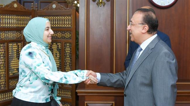 "الشريف" يستقبل الطالبة فرح حسن الثالثة على الجمهورية بالثانوية العامة