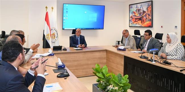 وزير الري يتابع خطة الوزارة للتعامل مع نواتج تطهيرات الترع والإستفادة منها 