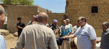 أهالي "أبنوب" يستقبلون محافظ أسيوط بالطبل البلدى والمزمار أثناء تفقده مشروعات"حياة كريمة"