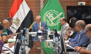 محافظ القليوبية يناقش الطلبات المقدمة لإنشاء إعلانات بشوارع المحافظة