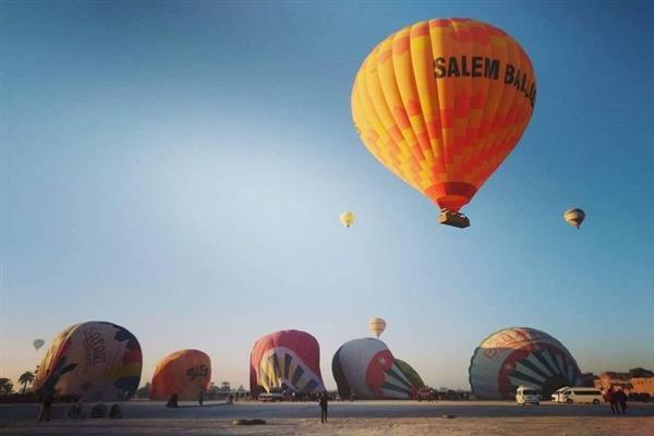 تحليق 23 رحلة بالون طائر تقل 420 سائحاً في سماء الأقصر
