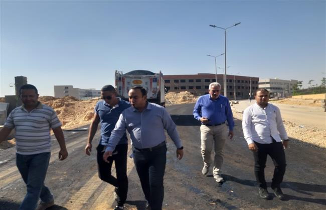 رئيس جهاز الشروق يتابع رصف الطرق بمركز خدمات المدينة 2 ويوجه بدفع الأعمال بالمشروع