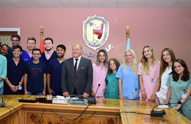 رئيس جامعة سوهاج يستقبل وفدًا دولياً من طلاب الطب ضمن برنامج التبادل الطلابي