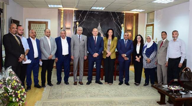 وفد هيئة "فولبرايت" يستعرض منح الدراسة بالولايات المتحدة بجامعة سوهاج